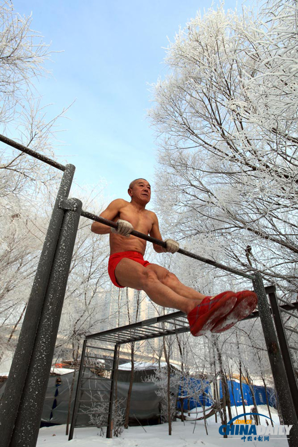 吉林：古稀老人不畏寒 赤身鍛煉十余年