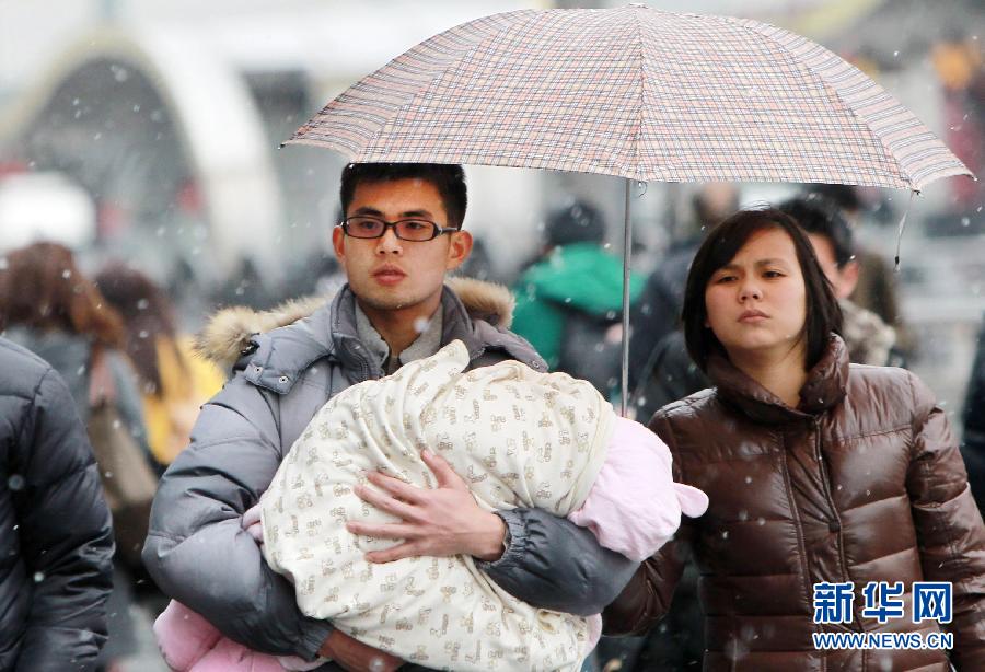 春節(jié)臨近 全國多地迎來節(jié)前春運(yùn)客流高峰