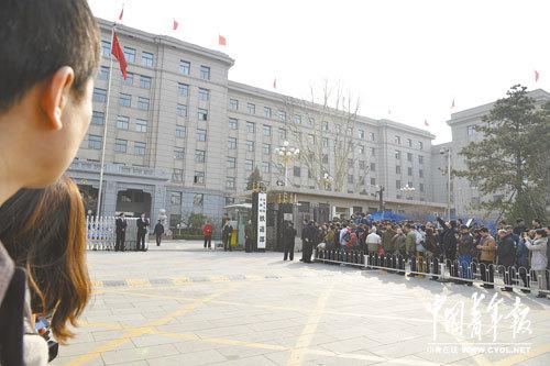 鐵道部換牌過(guò)程不到2分鐘 退休員工稱制服會(huì)值錢