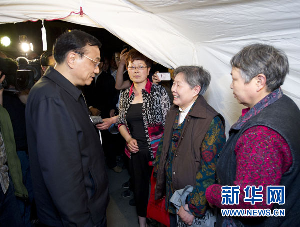 李克強(qiáng)夜察臨時安置點(diǎn)