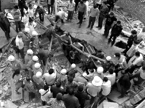 “4·20”蘆山地震感人瞬間：多少愛讓我們熱淚盈眶