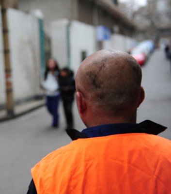 男子公廁值班一夜 醒來頭發沒了(圖)