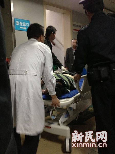 組圖:上海劫犯搶車逃逸過程中攔腰撞斷2輛出租車