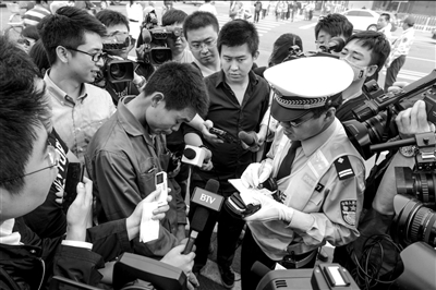 整治過(guò)街闖紅燈昨起開罰 除罰款外還可能扣車