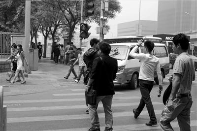 整治過(guò)街闖紅燈昨起開罰 除罰款外還可能扣車