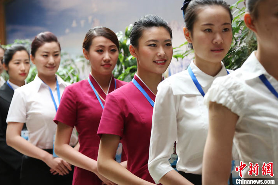 南航新疆招空姐競(jìng)爭(zhēng)激烈 淘汰率超80%