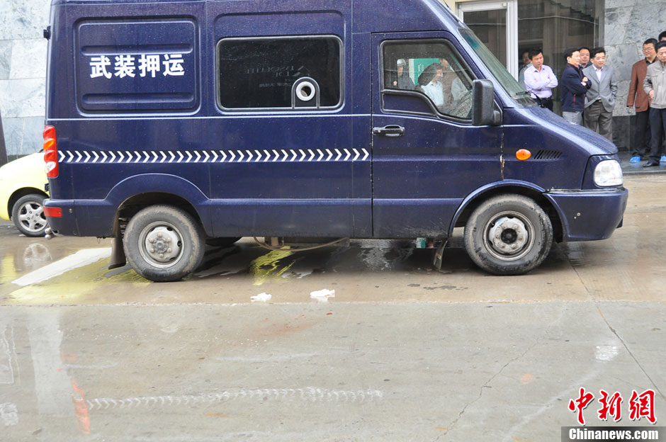 江蘇一運(yùn)鈔車押運(yùn)員車內(nèi)開槍自殺身亡 原因尚不明