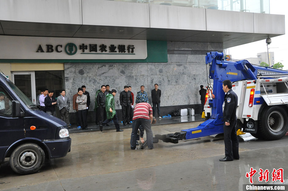 江蘇一運(yùn)鈔車(chē)押運(yùn)員車(chē)內(nèi)開(kāi)槍自殺身亡 原因尚不明