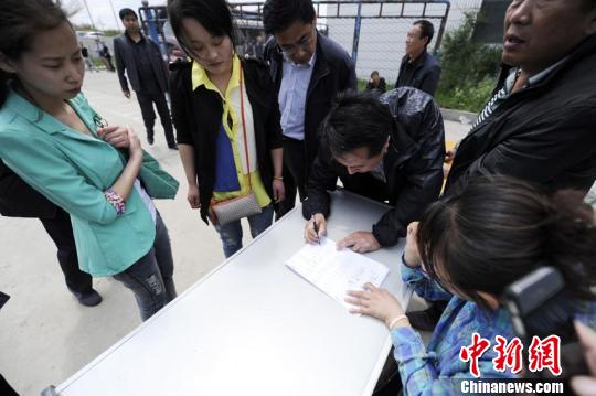 吉林大火現場設“家屬接待處” 登記失蹤人員