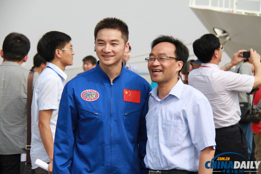 “蛟龍”號(hào)起航執(zhí)行首個(gè)試驗(yàn)性應(yīng)用航次