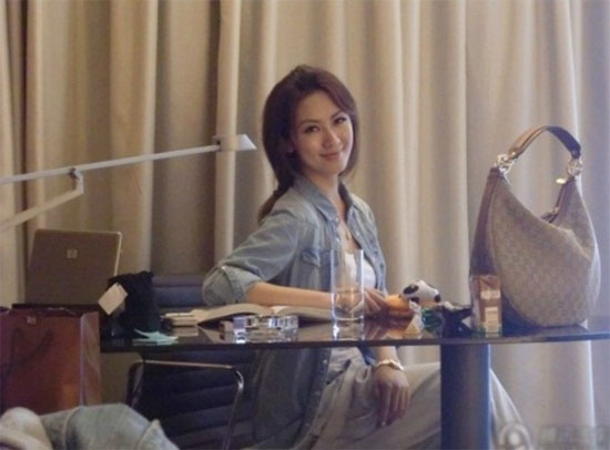 北大校花學(xué)歷造假遭圍觀 豪車(chē)生活照曝光(圖)