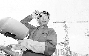 民工工資過萬秒殺白領 網友：還敢說是搬磚的？