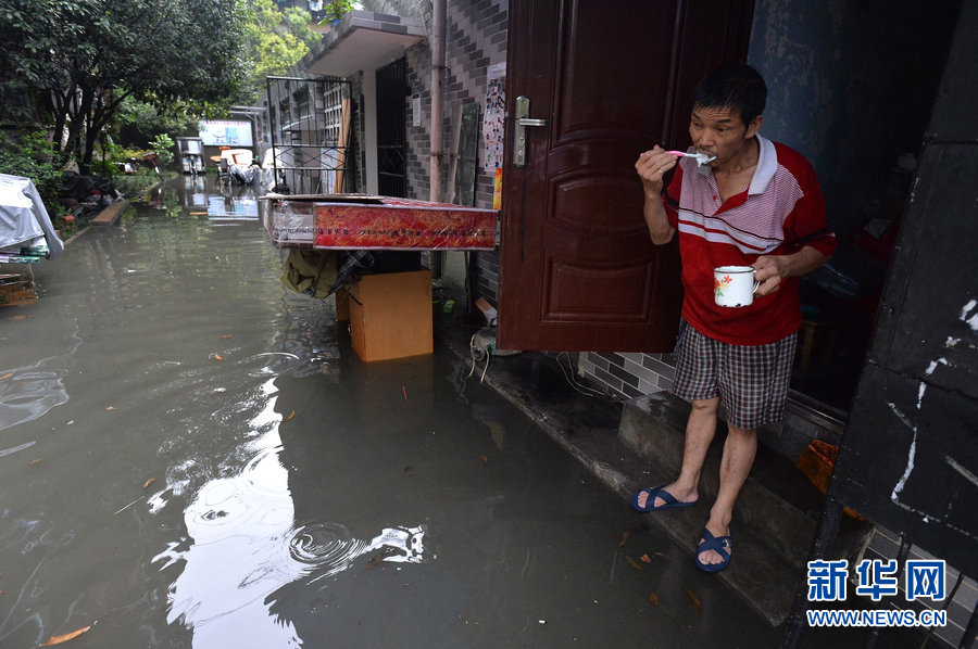 成都暴雨內城“看海”居民困