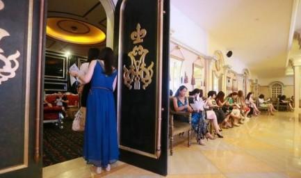 妙齡美女排隊(duì)參加富豪北京相親海選現(xiàn)場