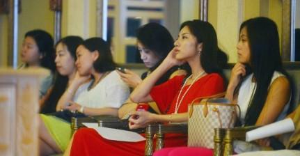妙齡美女排隊參加富豪北京相親海選現場