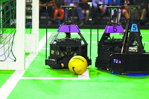 中國足球捧了世界杯——原來是機器人！（組圖）