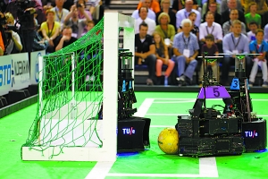 中國足球捧了世界杯——原來是機器人！（組圖）