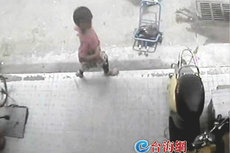 高清：實拍大人掩護女童偷手機 失主痛心孩子未來