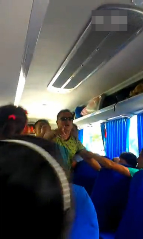 北京旅游大巴持刀威脅游客“黑導游”已被警方找到