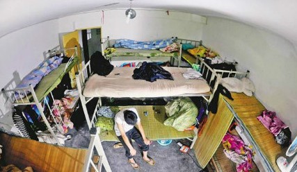 北京拼租房如火車(chē)臥鋪：100平方米房間住近30人