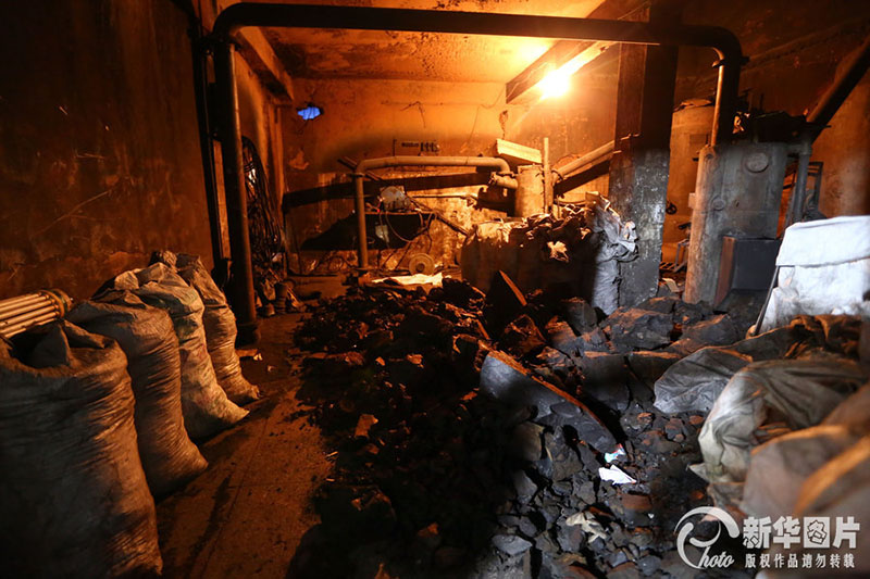 昆明查處黑窩點(diǎn) 洗腳水做出的黑米線