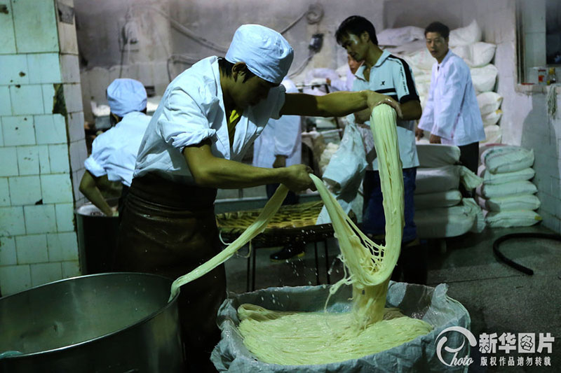 昆明查處黑窩點(diǎn) 洗腳水做出的黑米線