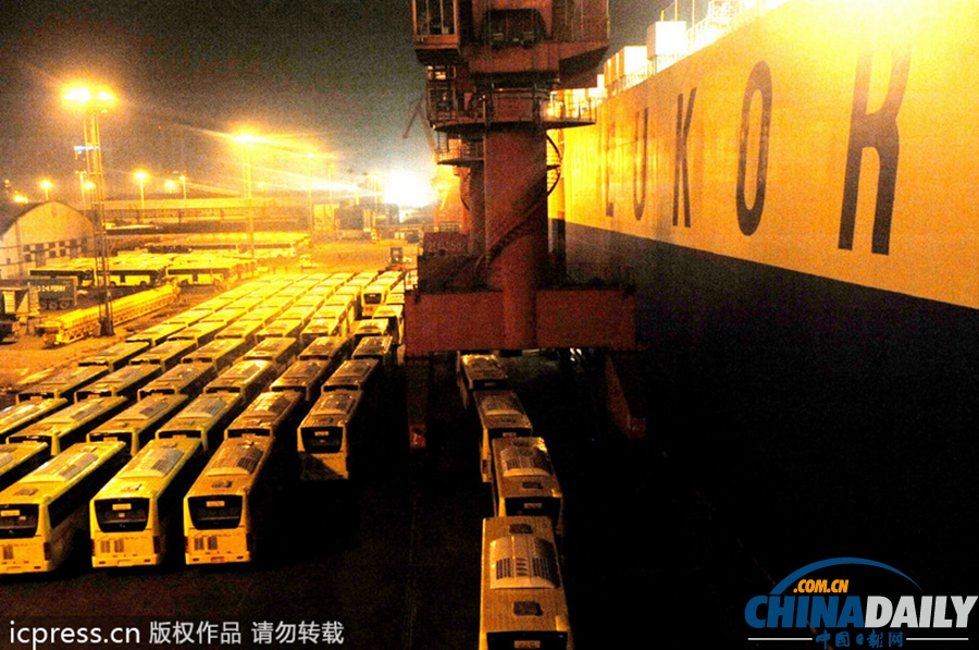 350輛國產豪華客車從連云港口岸出口沙特