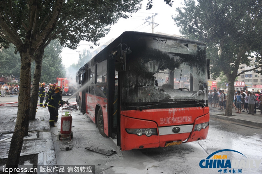 沈陽240路公交車發(fā)生自燃 路人紛紛協助滅火