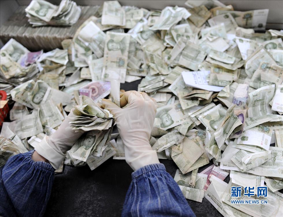 探訪鄭州公交點鈔流水線：數(shù)錢數(shù)到手抽筋