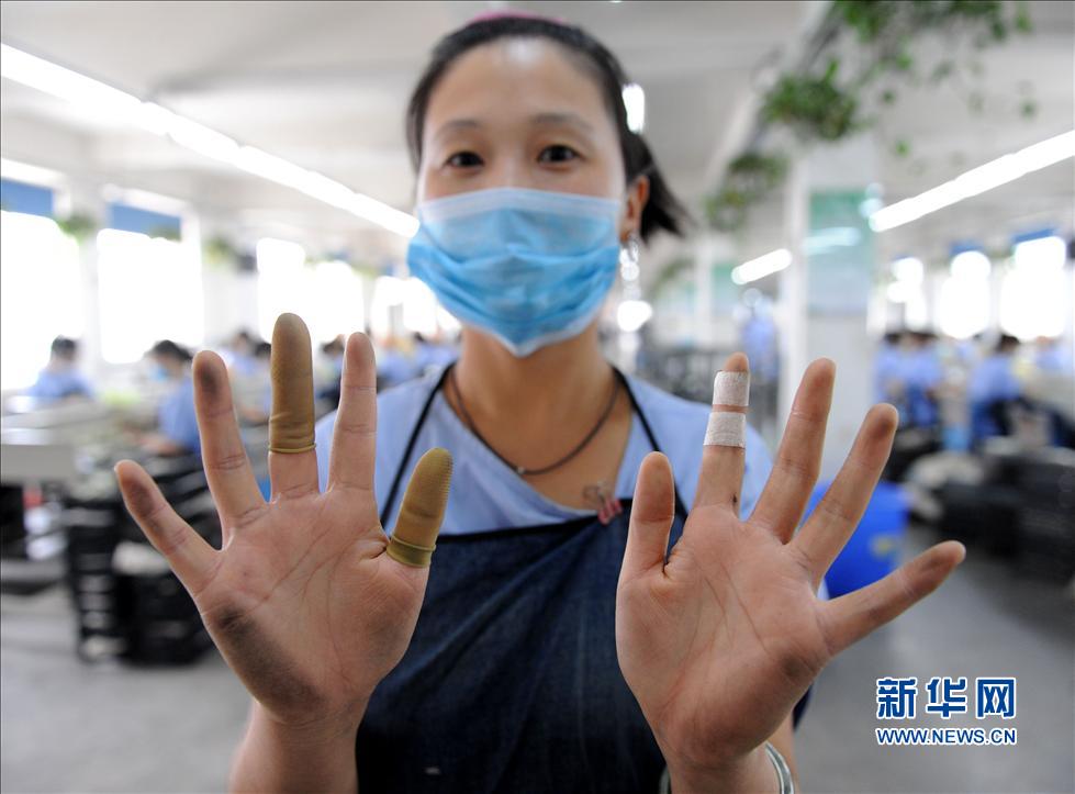 探訪鄭州公交點鈔流水線：數錢數到手抽筋