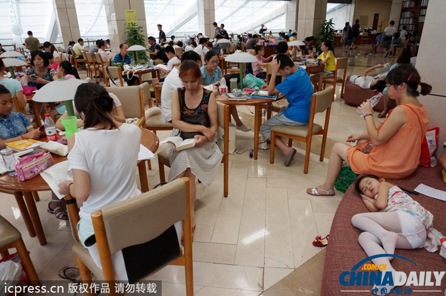 熱浪滾滾 杭州圖書館自習大廳讀者爆滿