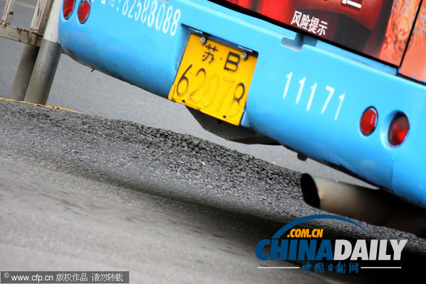 江蘇無錫：持續(xù)高溫令多條馬路成“波浪路”