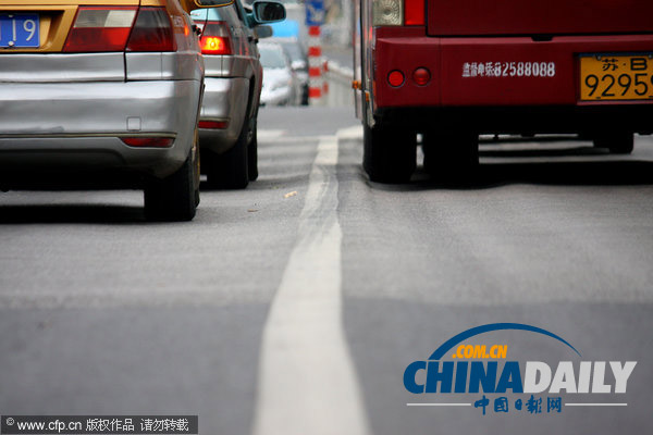 江蘇無錫：持續高溫令多條馬路成“波浪路”