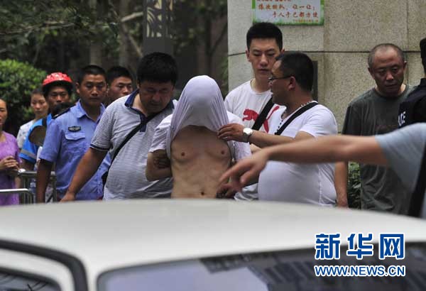 成都居民講述警匪槍戰：出電梯門被警察用槍指 嚇蒙了