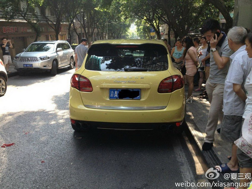 女孩疑似與男友吵架 開保時捷撞瑪莎拉蒂(組圖)