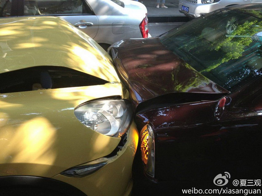 女孩疑似與男友吵架 開保時捷撞瑪莎拉蒂(組圖)