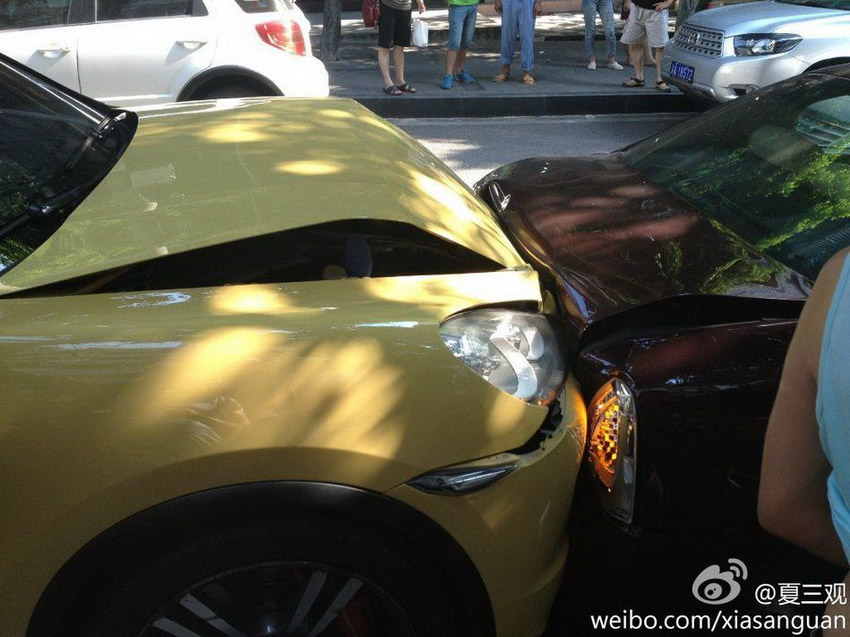女孩疑似與男友吵架 開保時捷撞瑪莎拉蒂(組圖)