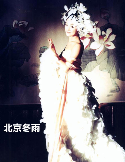 39歲周迅早年藝術寫真曝光 滿身羽毛靈動似芙蓉