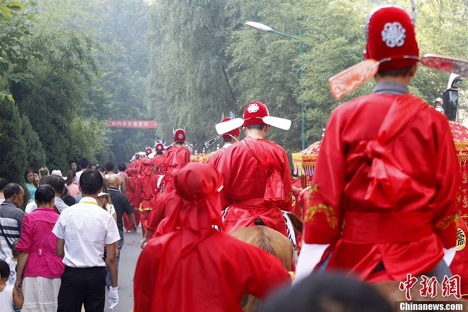 30對新人集體舉辦中式婚禮 引萬人圍觀