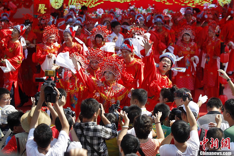 30對(duì)新人集體舉辦中式婚禮 引萬(wàn)人圍觀