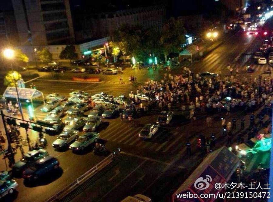 杭州街道辦官員撞車(chē)后與人爭(zhēng)執(zhí) 百人圍觀