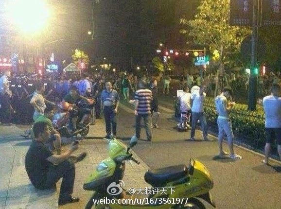 杭州街道辦官員撞車后與人爭執 百人圍觀