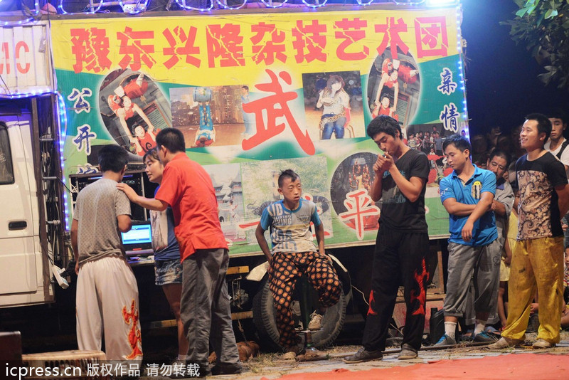 江湖雜技團借演出賣“靈藥” 稱“靈藥”中浸泡鱷魚、毒蛇等藥材