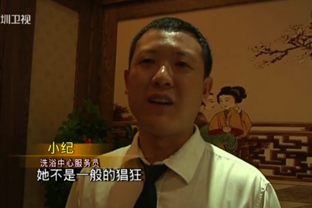 女子脫光上衣襲警現場實拍 彪悍潑婦耍橫直往警察懷里撲