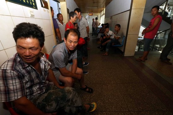 河南公交兇殺案嫌犯指認(rèn)現(xiàn)場(chǎng) 死者家屬圍堵公交