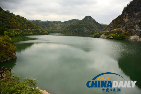 湖南漣源：國(guó)家地質(zhì)公園內(nèi)現(xiàn)1.2畝豪華墓 形似城堡