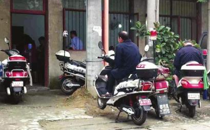 協警茶鋪“上班”？ 穿著制服搓得歡