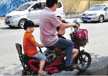 男子騎車出行后座上女兒莫名失蹤 因等紅燈跳車