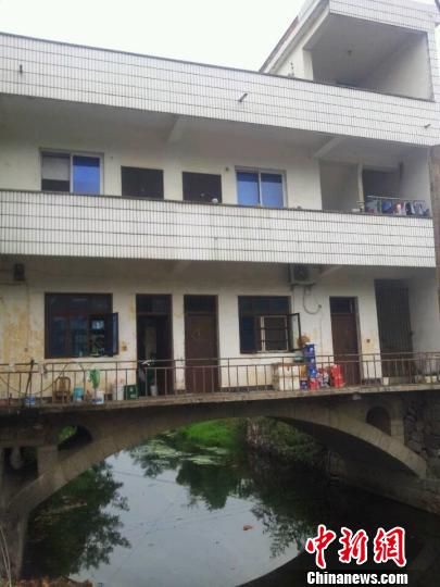 浙江嵊州驚現(xiàn)“橋上樓閣” 專家稱可能瞬間坍塌