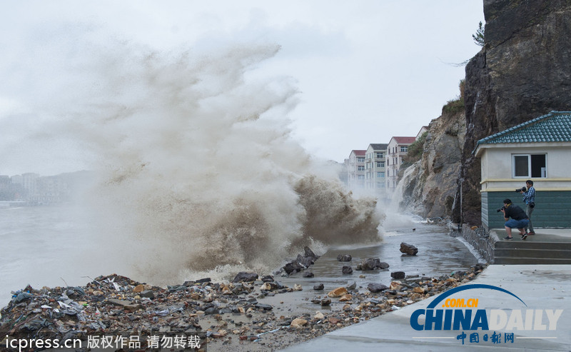 浙江溫嶺：臺風”菲特“掀起巨浪 看潮人流涌動